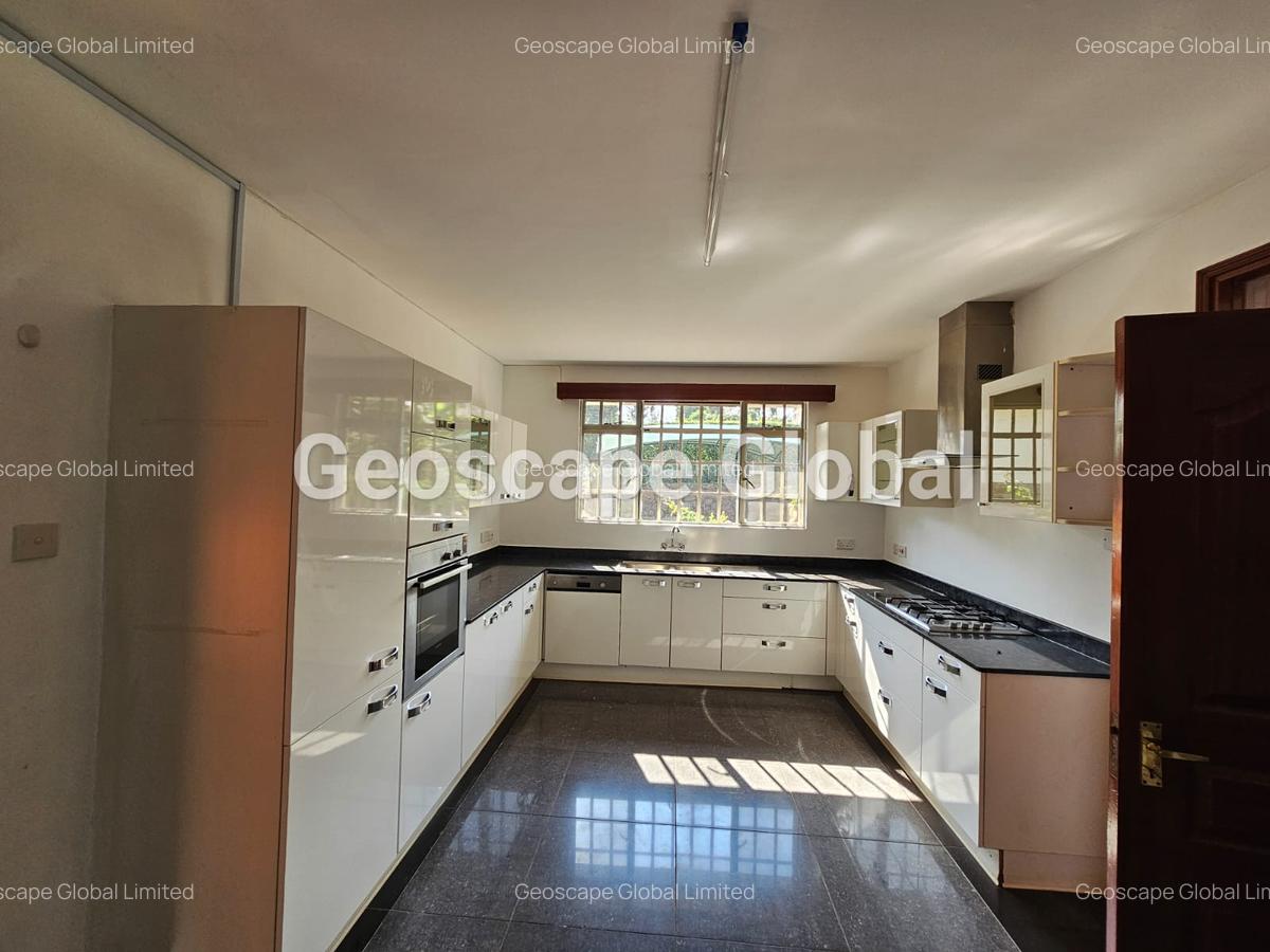 4 Bed House with En Suite in Rosslyn - 12