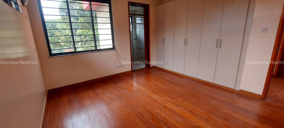 5 Bed Townhouse with En Suite at Lavington - 15