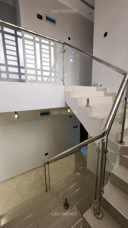 4 Bed House with En Suite at - 18