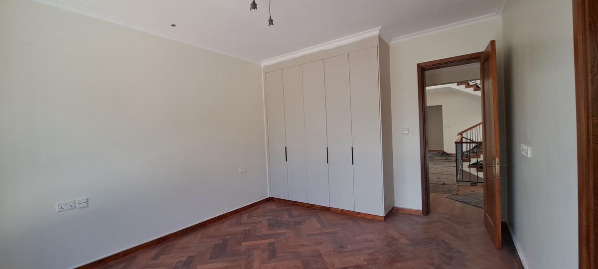 5 Bed Townhouse with En Suite in Spring Valley - 18