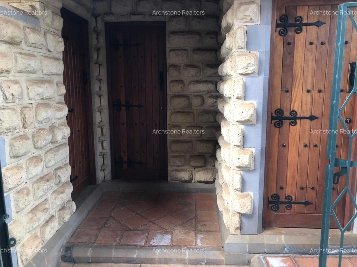 3 Bed House with En Suite in Ridgeways - 2