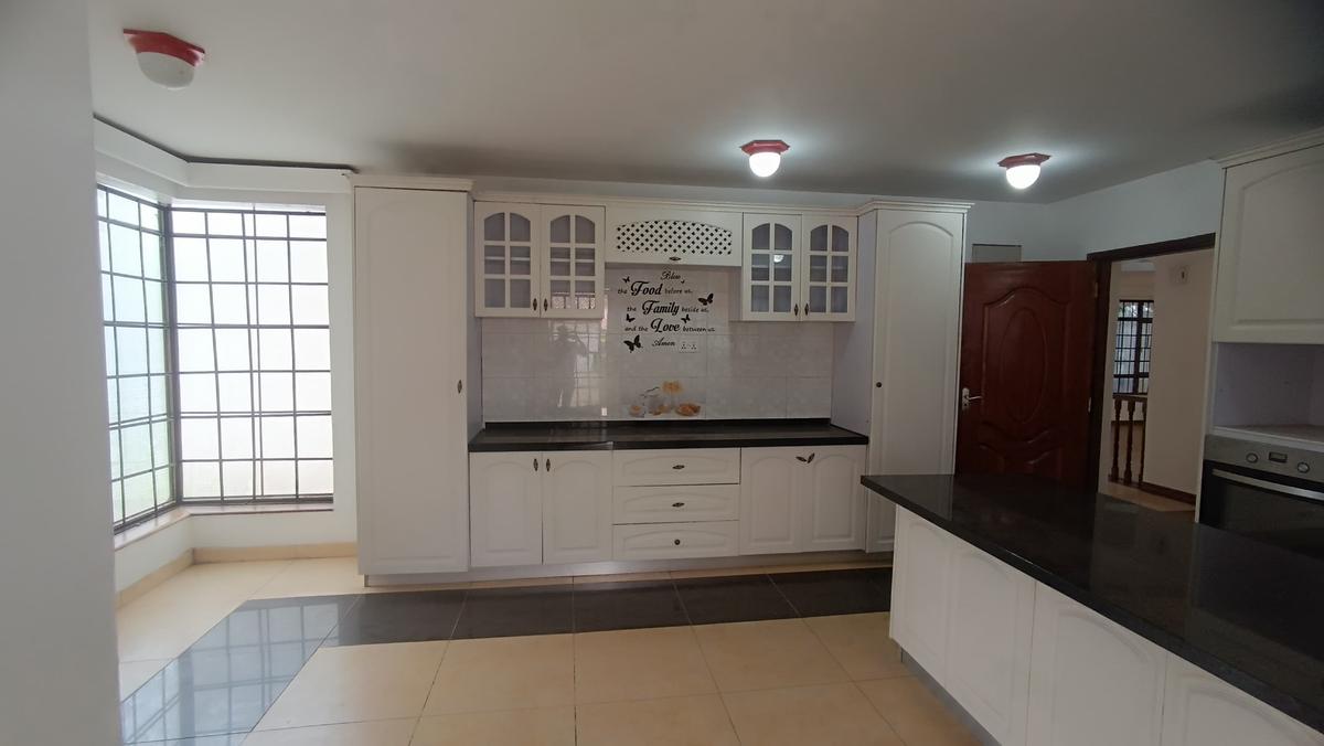 4 Bed House with En Suite in Rosslyn - 20