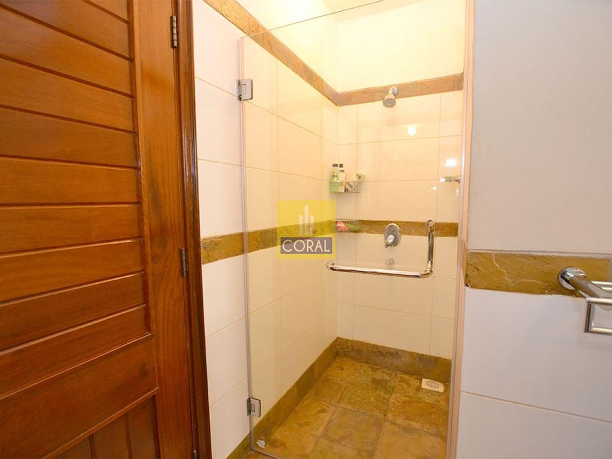 3 Bed Apartment with En Suite in Riverside - 17