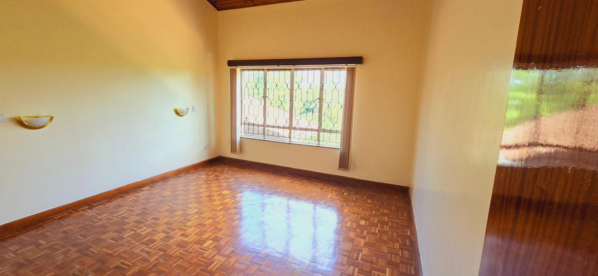 5 Bed House with En Suite at Flem Tree - 8
