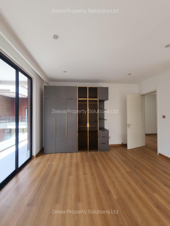 5 Bed House with En Suite in Lavington - 4