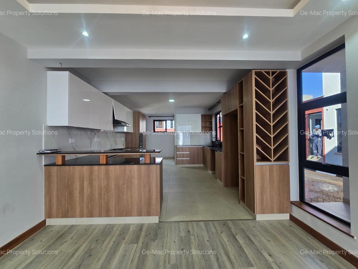 4 Bed House with En Suite in Membley - 5