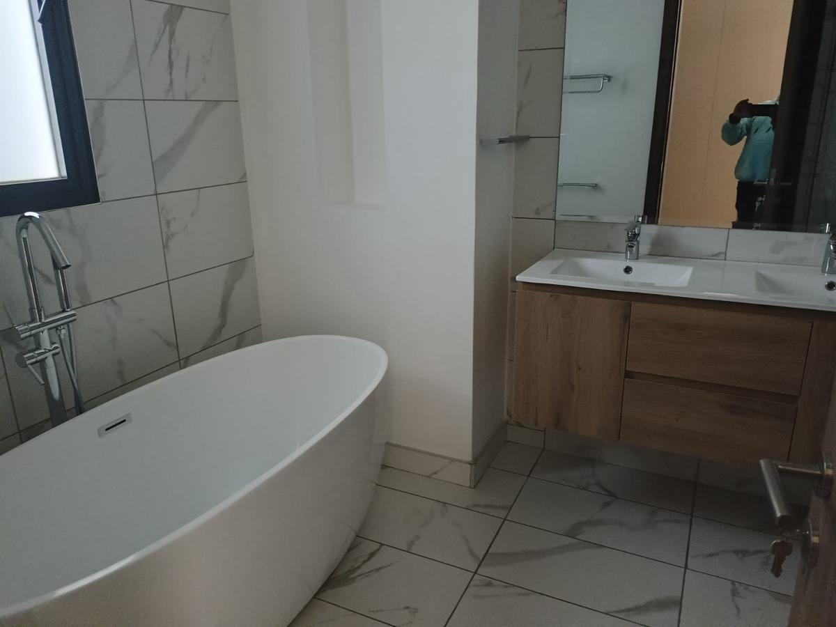 Serviced 2 Bed Apartment with En Suite at Two Rivers - 10