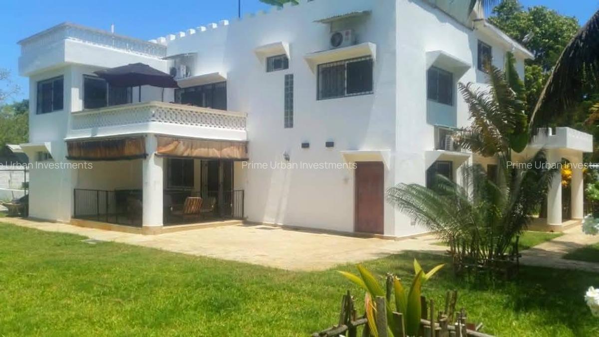 5 Bed Villa with En Suite in Kikambala - 14