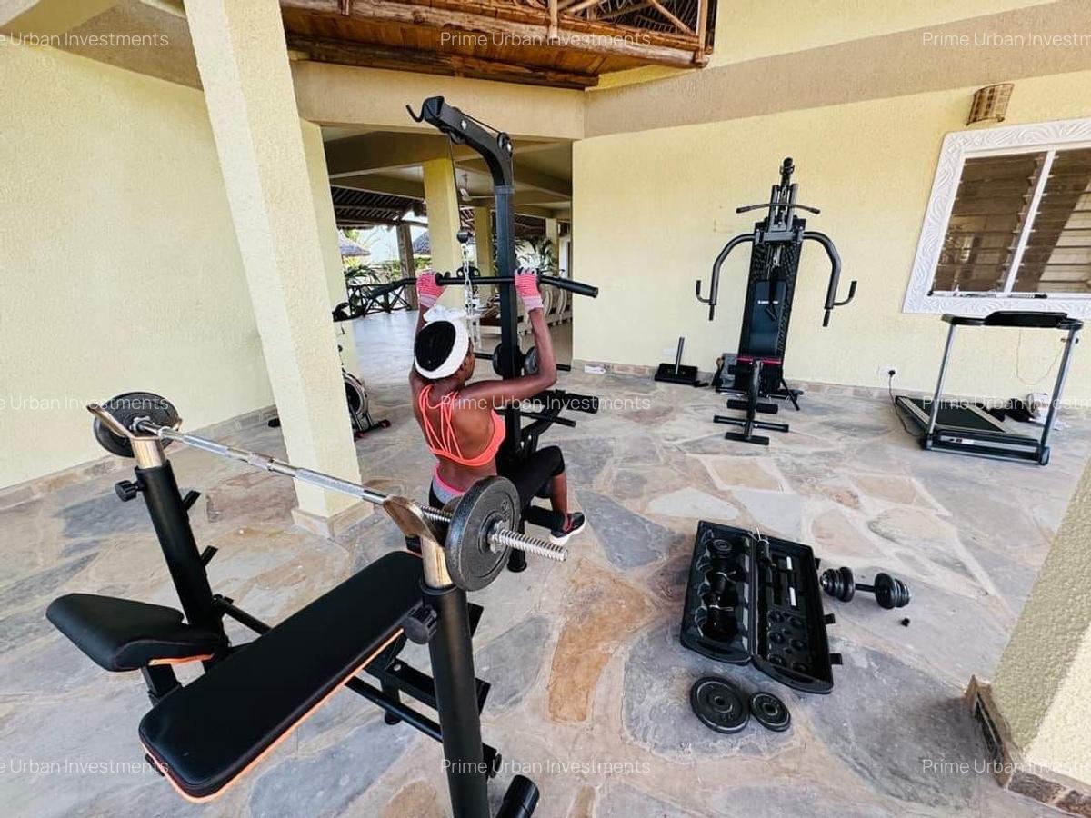 8 Bed House with En Suite in Watamu - 11