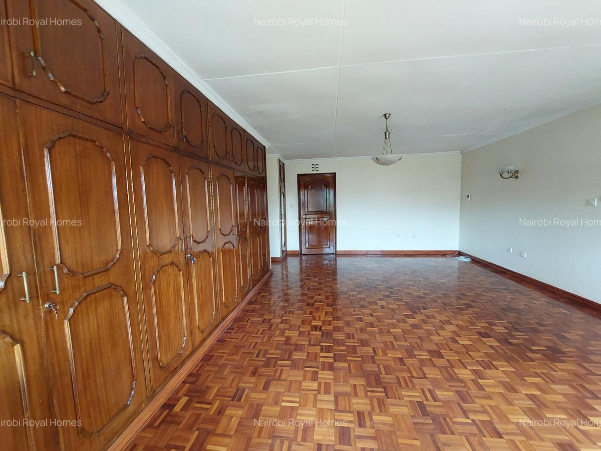 5 Bed House with En Suite at Daisy Road - 12