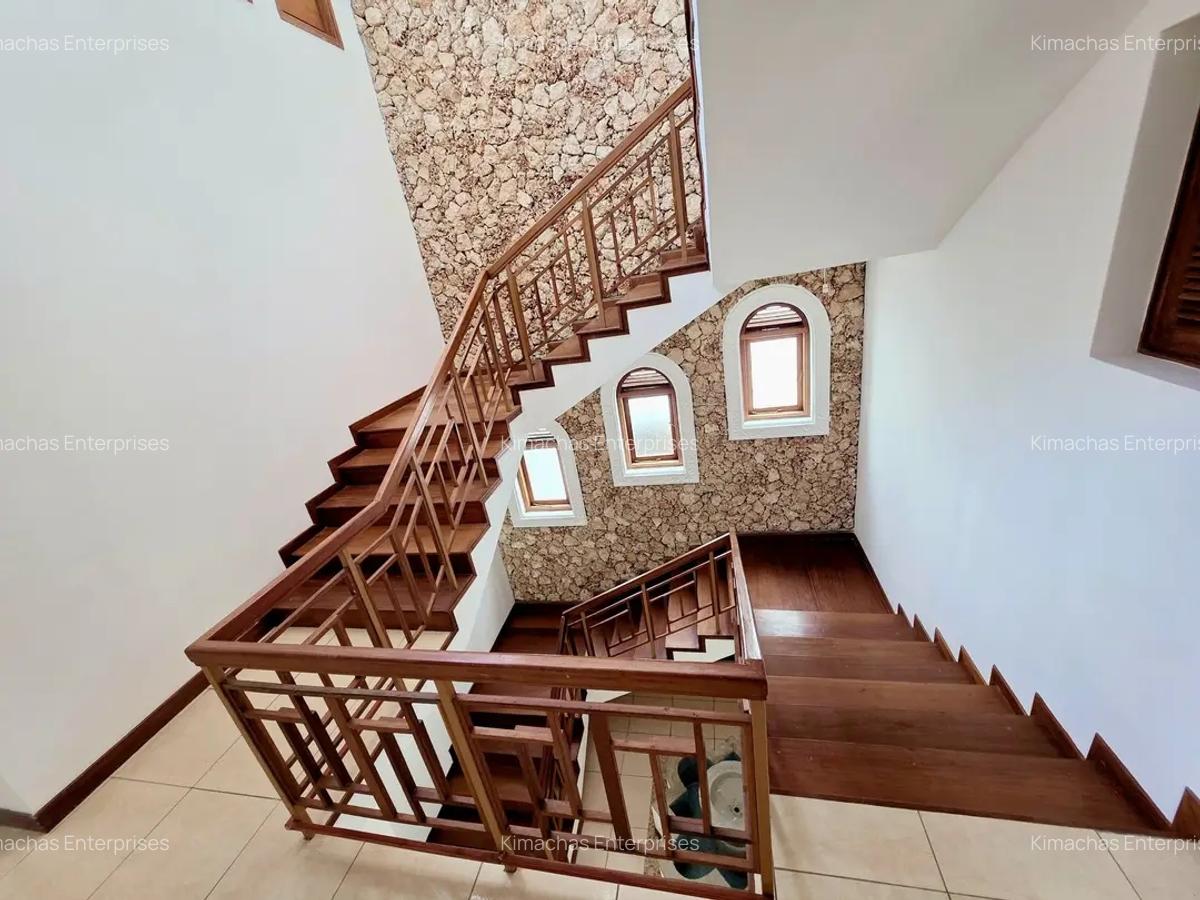 4 Bed Townhouse with En Suite at Green Wood Drive - 5