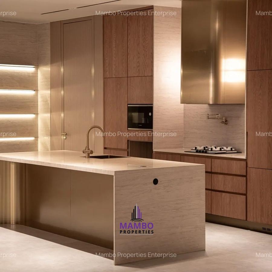 5 Bed House with En Suite at Saunders Close - 2