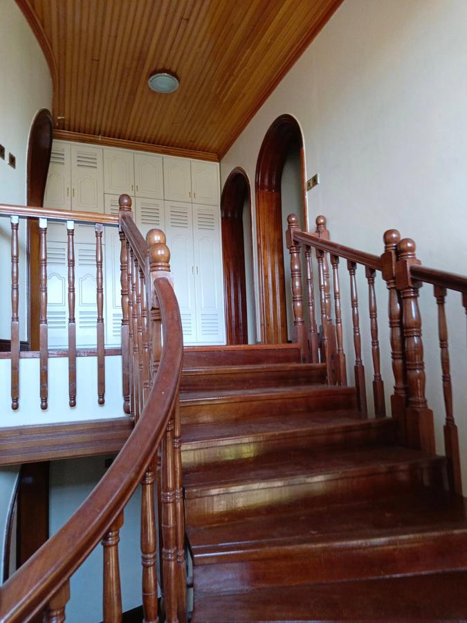 5 Bed House with En Suite in Runda - 9