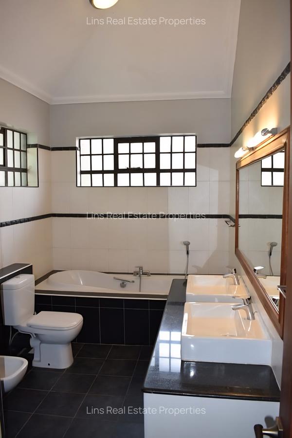 4 Bed Townhouse with En Suite in Spring Valley - 17