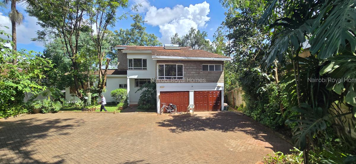 5 Bed House with En Suite at Un Crescent - 2