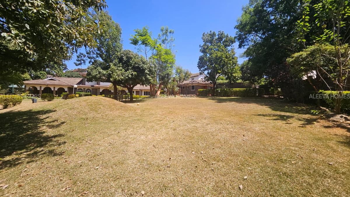 5 Bed House with En Suite in Lavington - 13
