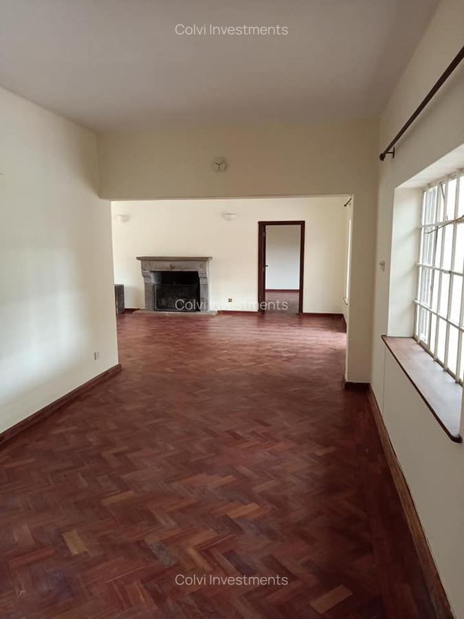 5 Bed House with Swimming Pool in Ridgeways - 12