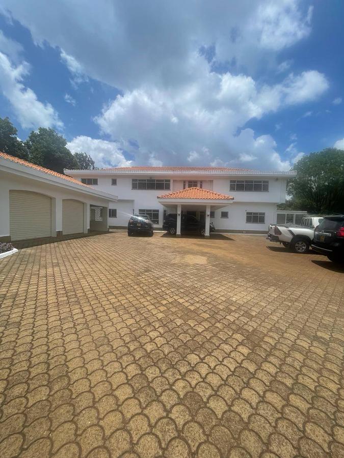 5 Bed House with En Suite in Runda - 1