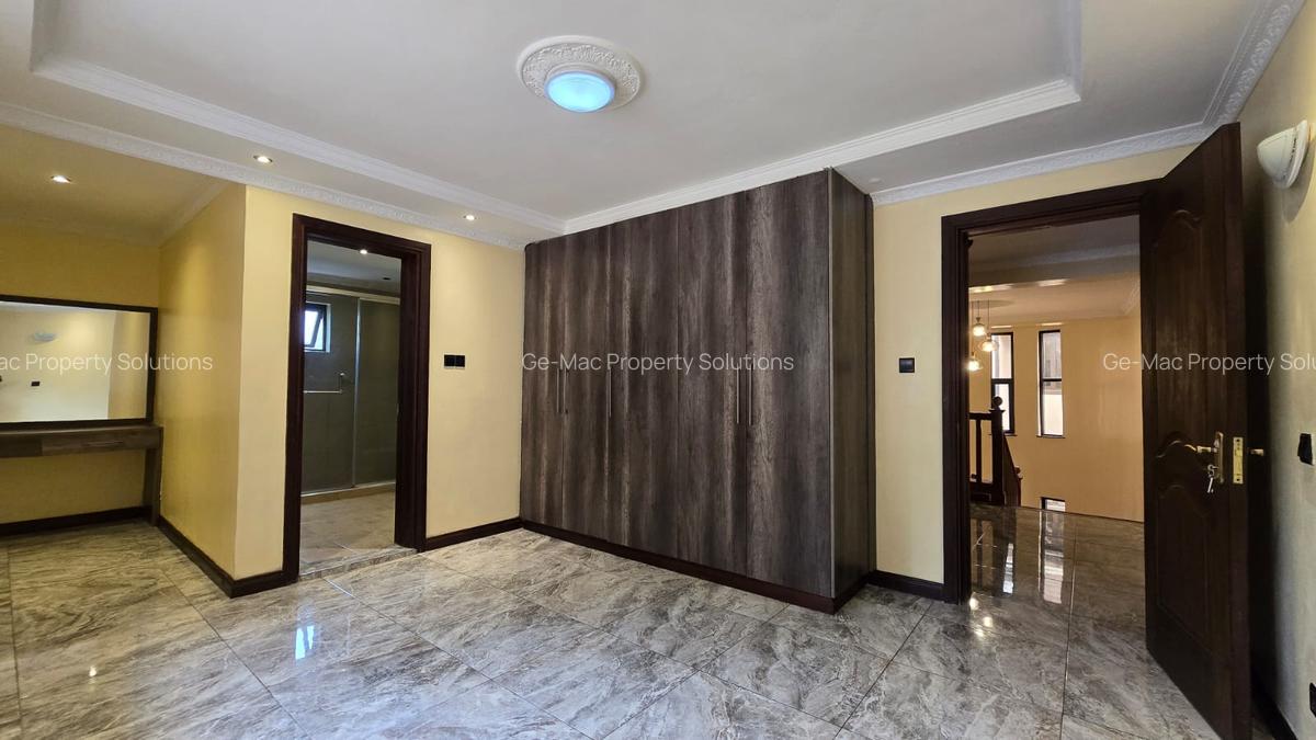 5 Bed House with En Suite in Lavington - 10