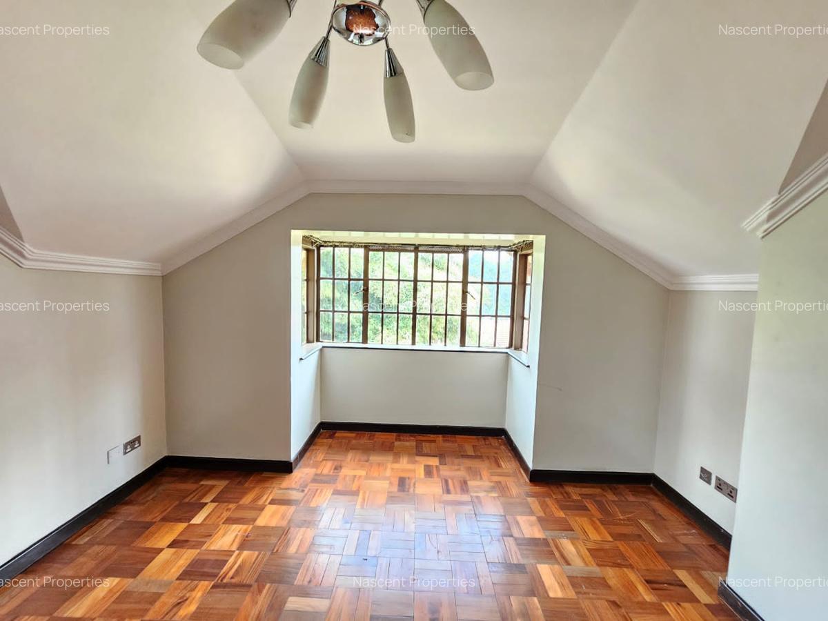 4 Bed House with En Suite in Rosslyn - 12