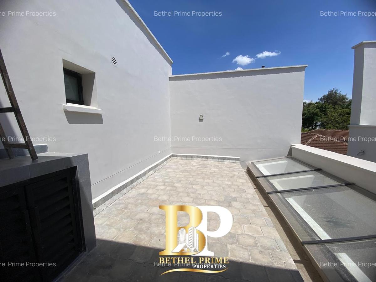 5 Bed Townhouse with En Suite in Brookside - 10