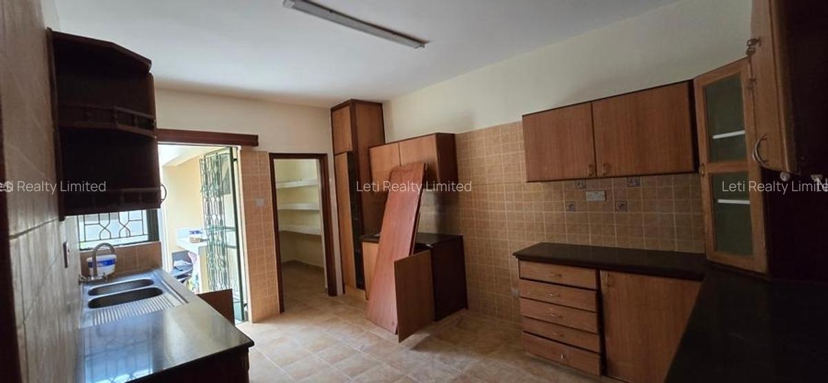 5 Bed Townhouse with En Suite in Lavington - 3