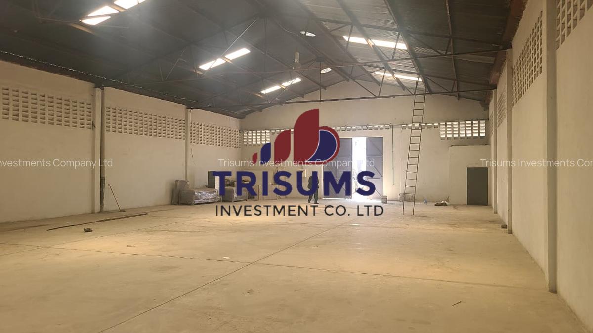 4,500 ft² Warehouse with Service Charge Included in Industrial Area - 2