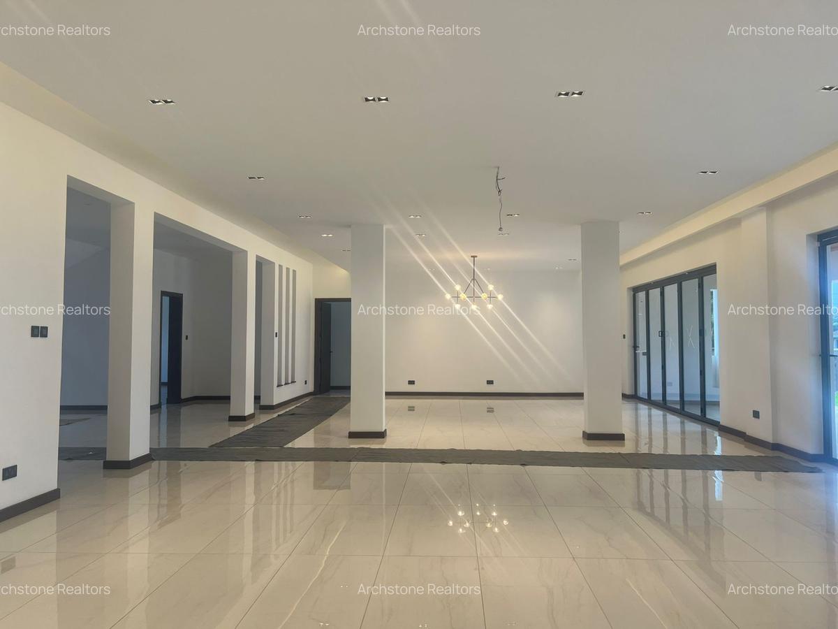 5 Bed House with En Suite in Runda - 10