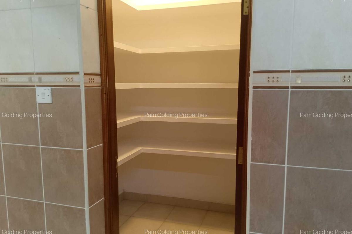 3 Bed Apartment with En Suite at Dennis Pritt Road - 18