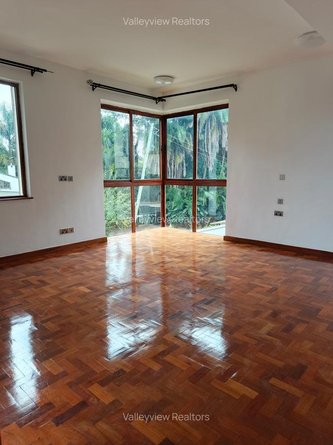 6 Bed Townhouse with En Suite at Lavington - 18