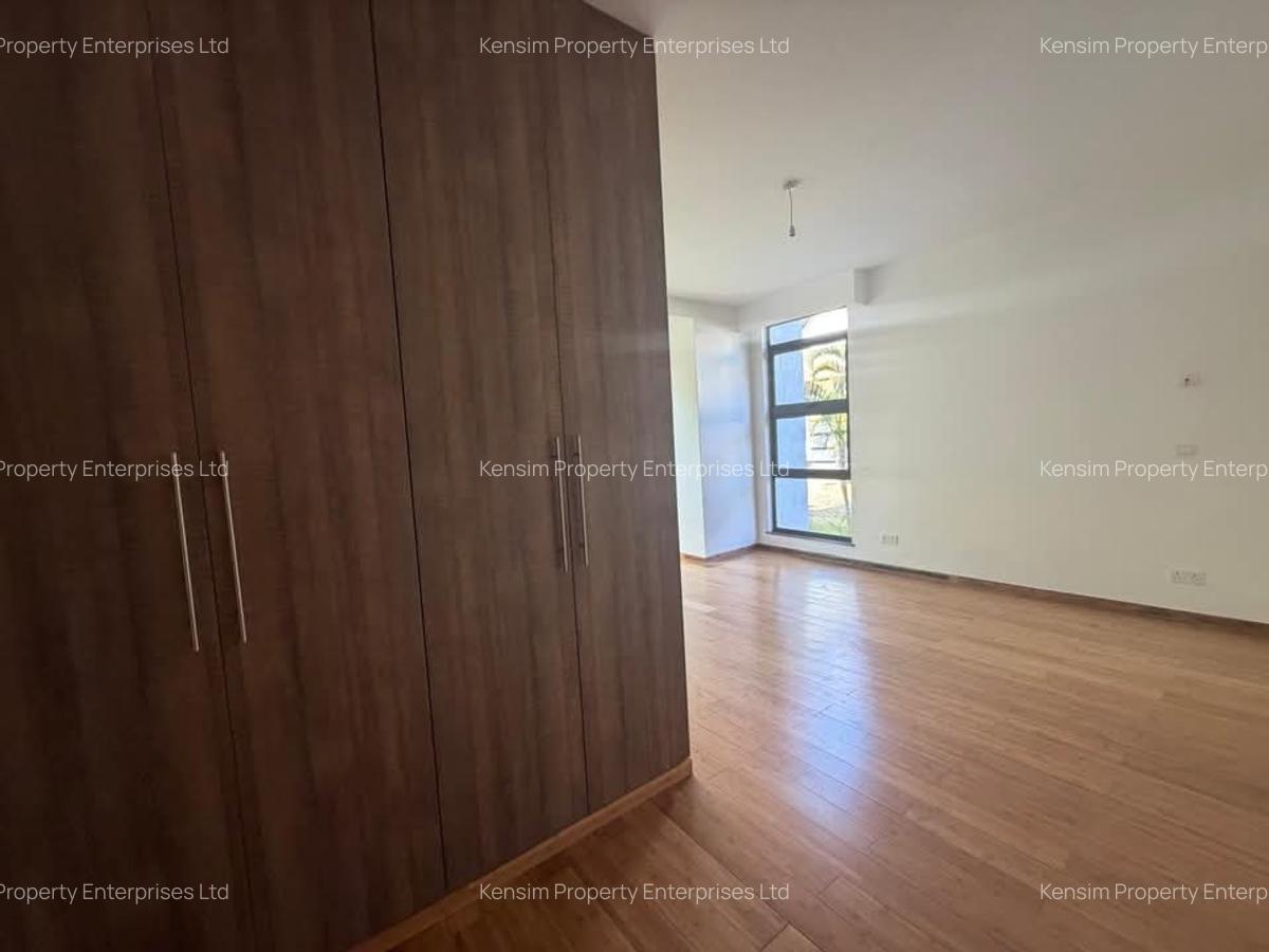 4 Bed Townhouse with En Suite in Ridgeways - 12