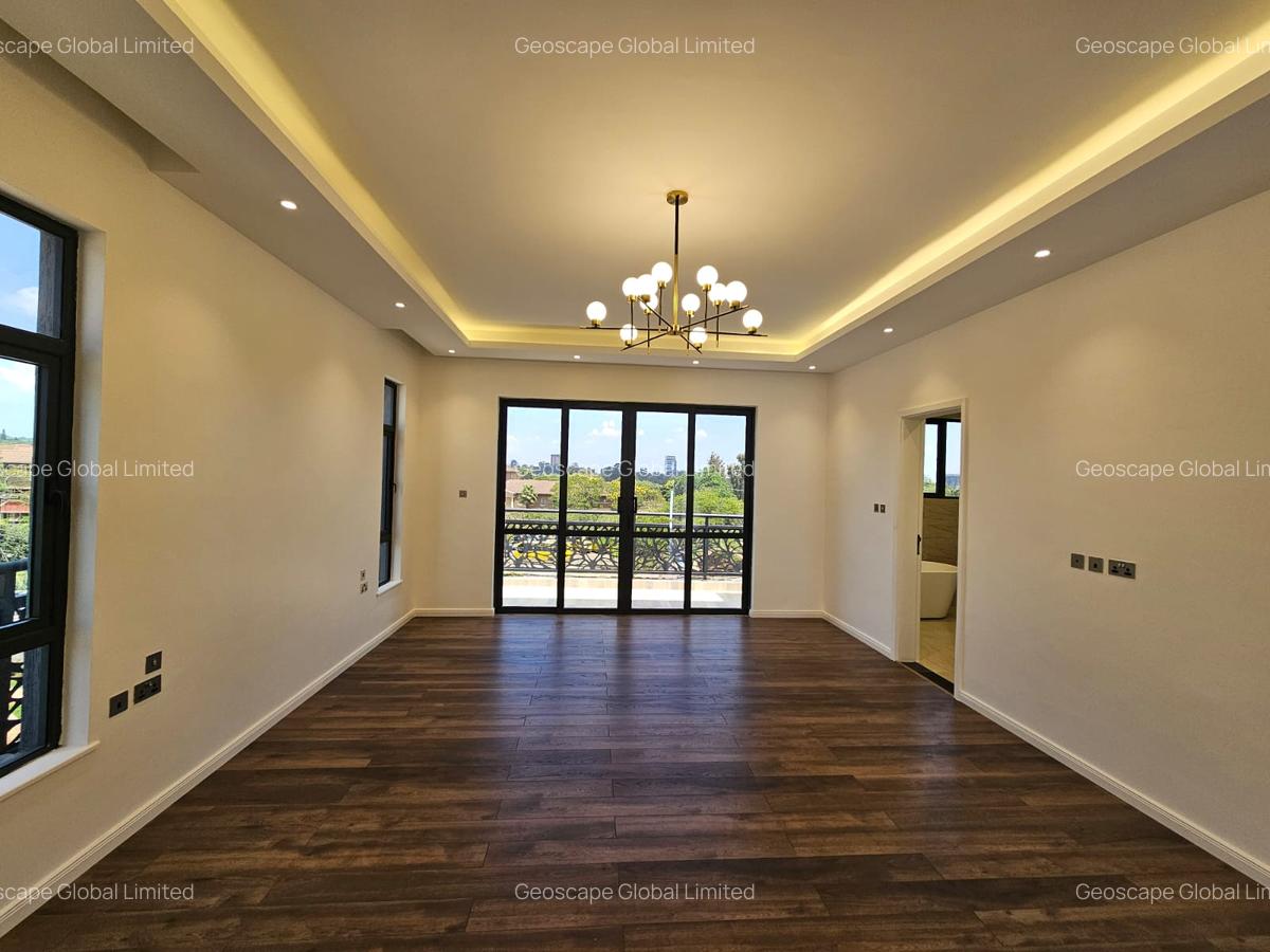 5 Bed House with En Suite in Lavington - 11