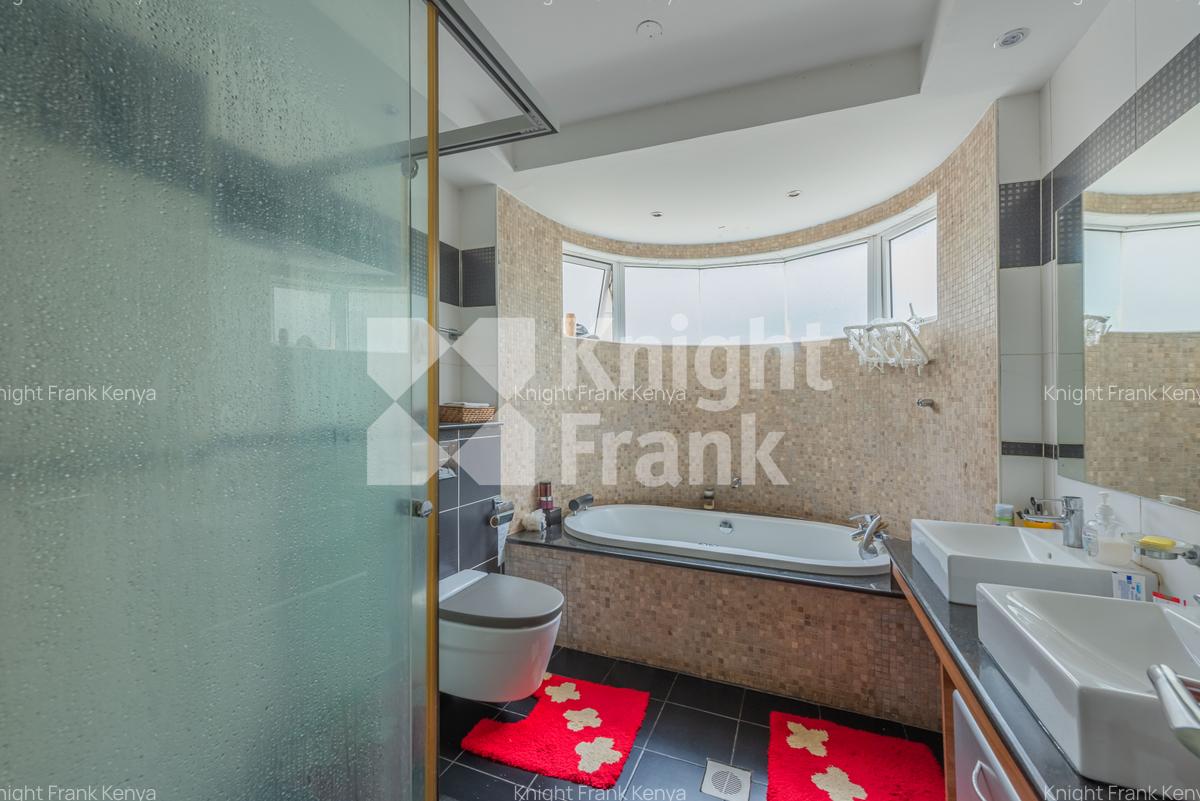 3 Bed Apartment with En Suite at One Riverside Drive - 8