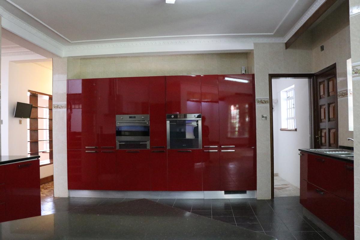 5 Bed House with En Suite in Runda - 3