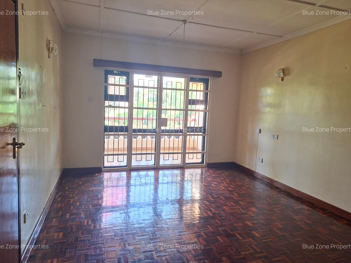 4 Bed House with En Suite at Off Redhill Dr - 9