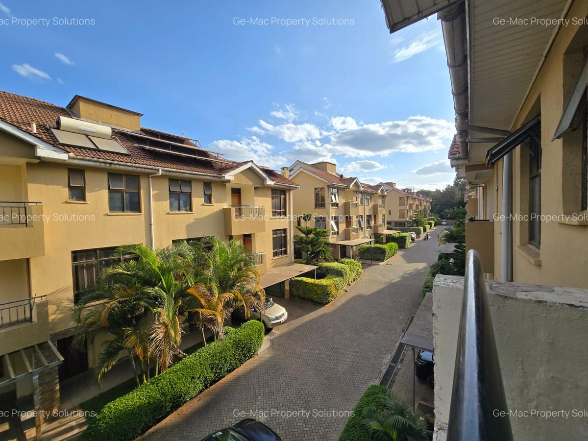 5 Bed House with En Suite in Lavington - 4