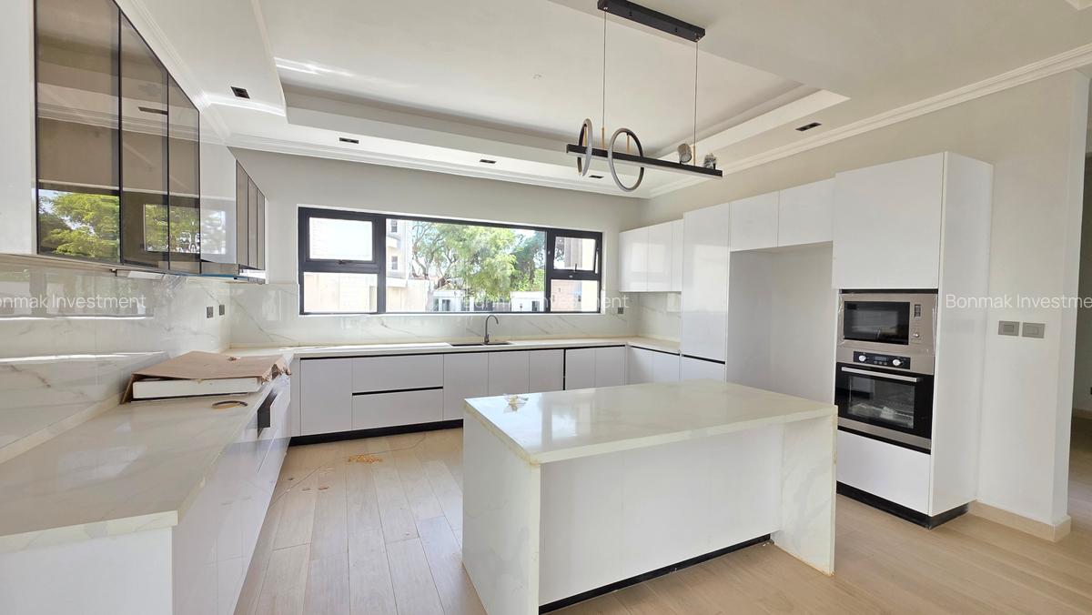 5 Bed Townhouse with En Suite at Lavington Green - 5