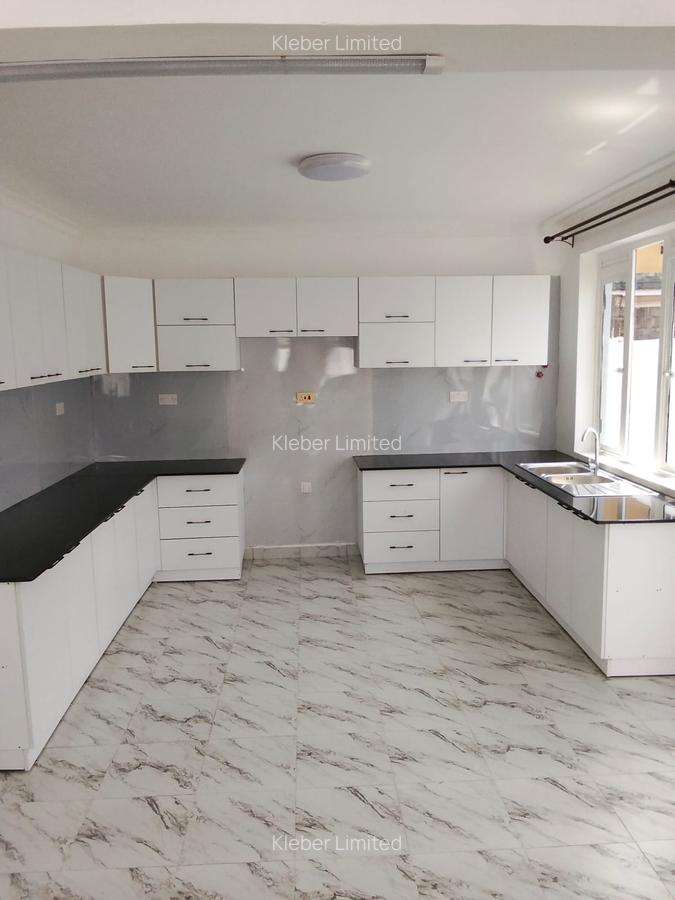 4 Bed House with En Suite in Membley - 3