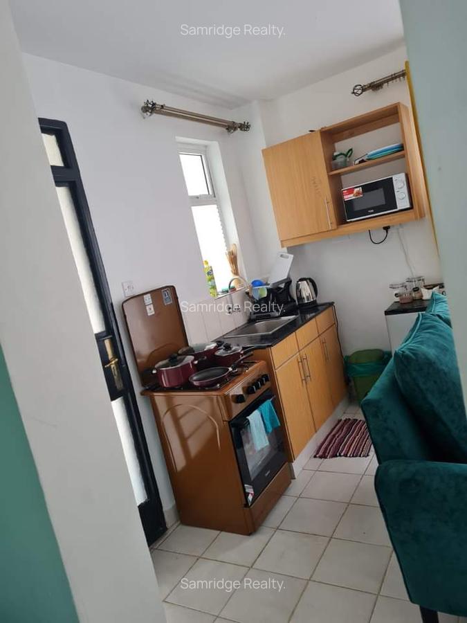 Serviced Studio Apartment with En Suite at Racecourse - 3