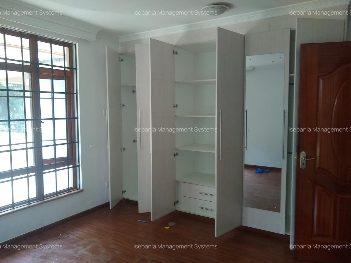 5 Bed House with En Suite at - 15