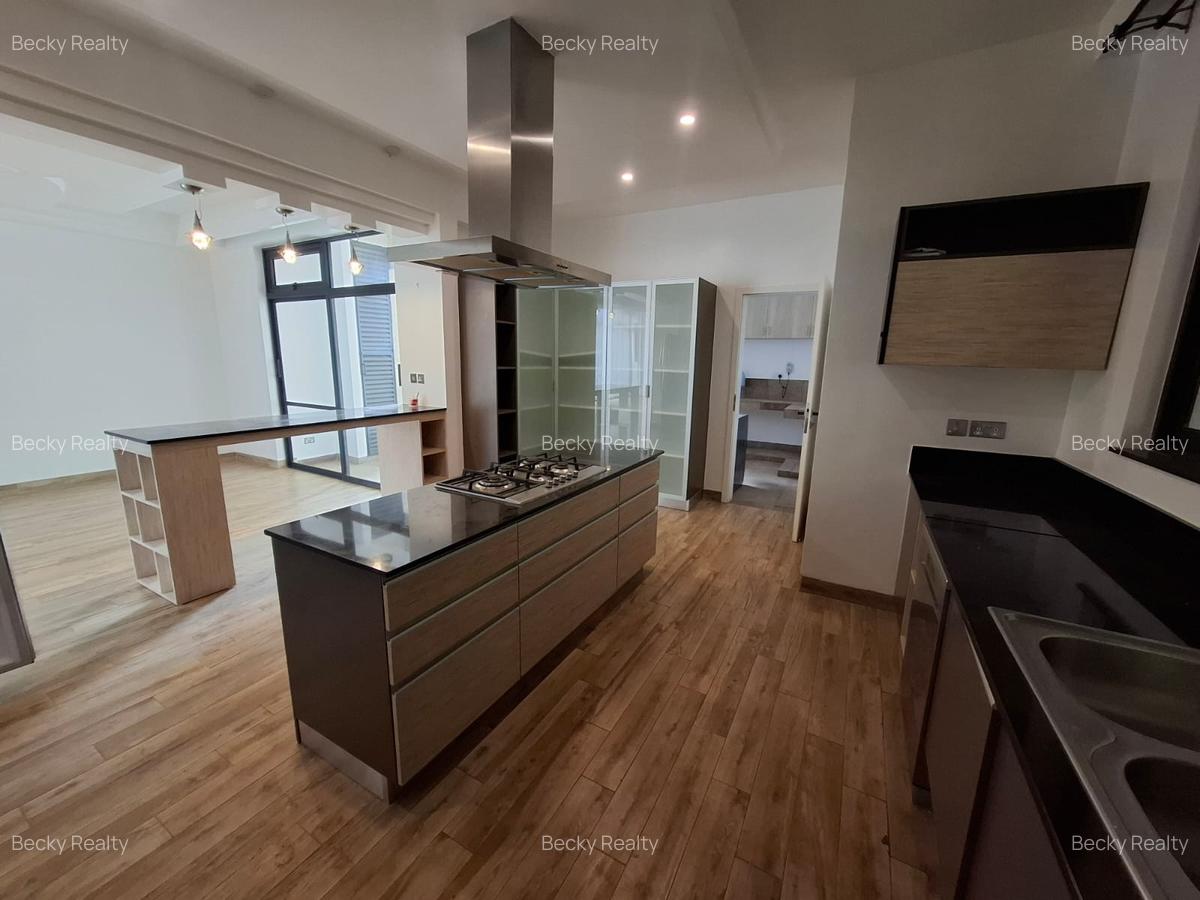 4 Bed House with En Suite at Riverside Drive - 2