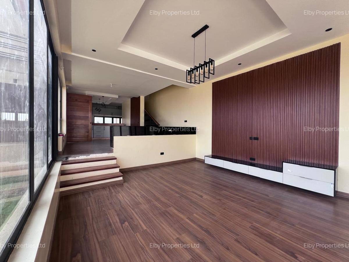 4 Bed House with En Suite in Membley - 2