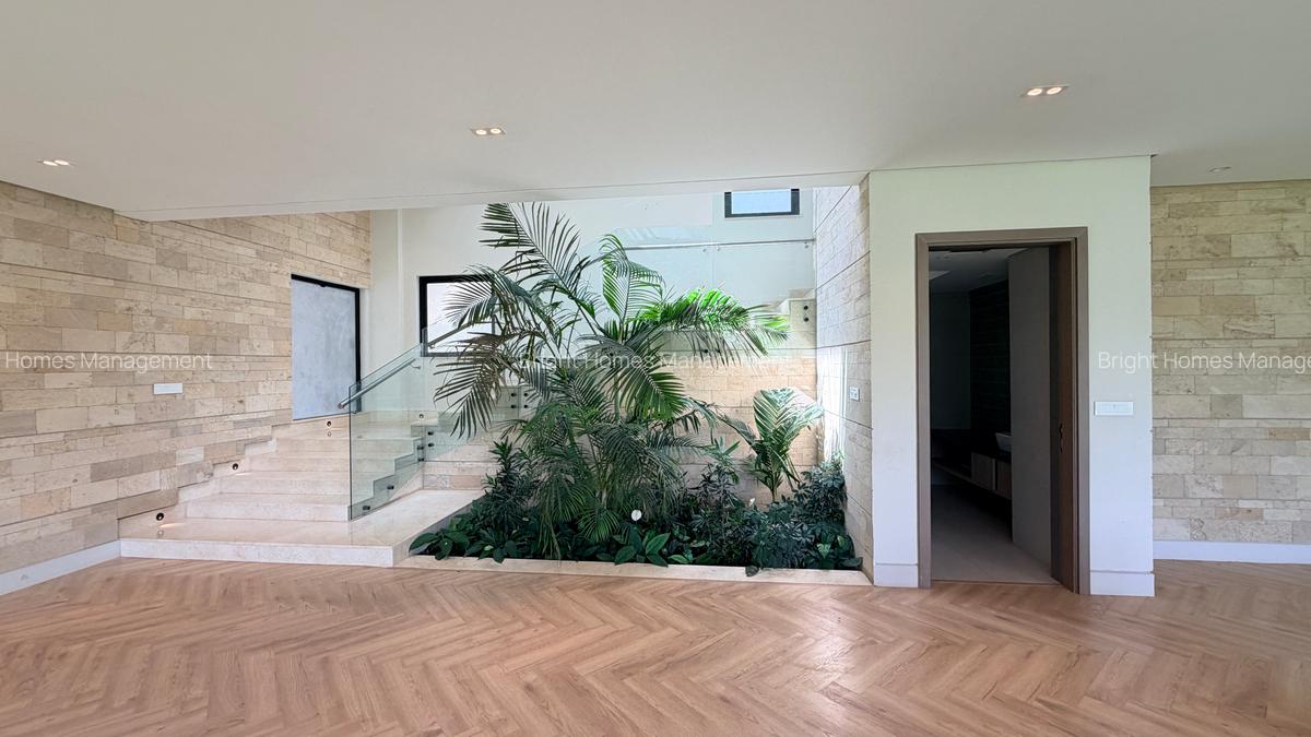 5 Bed Townhouse with En Suite in Westlands Area - 13