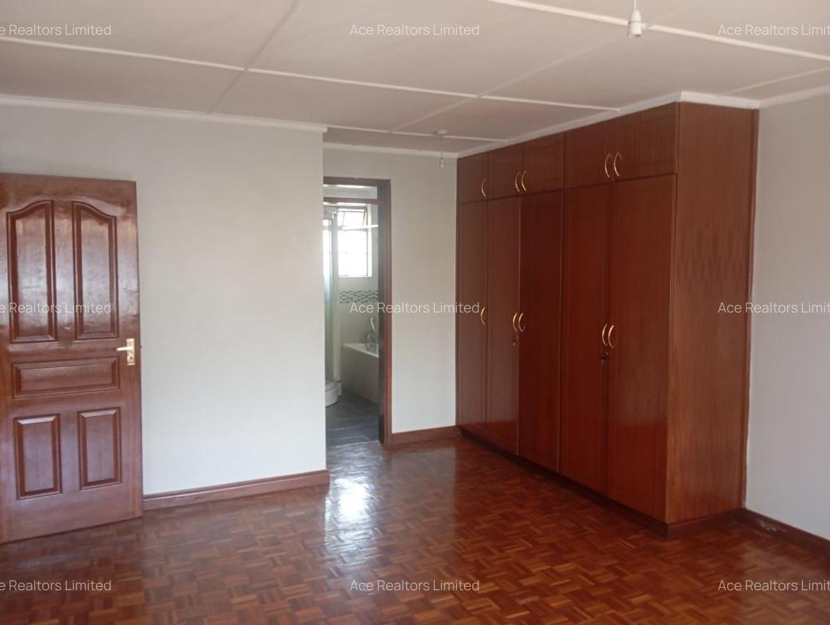 3 Bed Apartment with En Suite at Lavington - 7