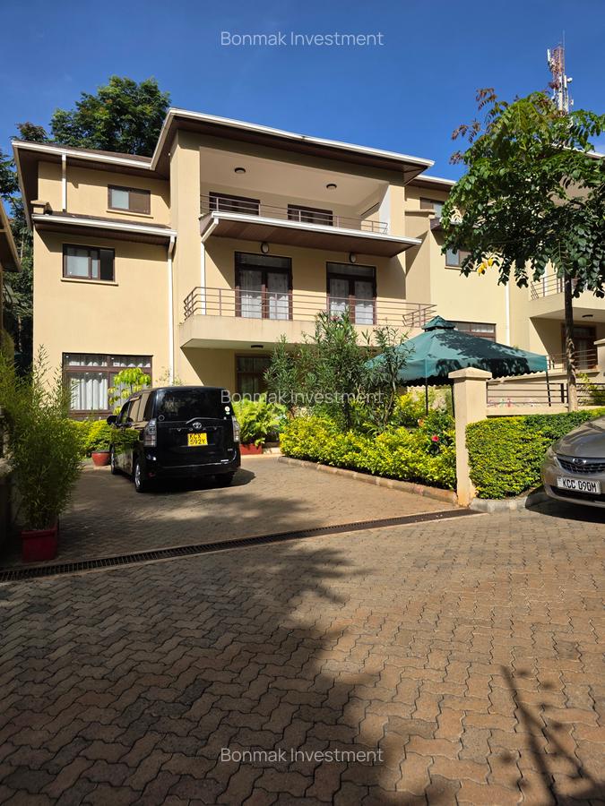 5 Bed Townhouse with En Suite at Lavington Green. - 5