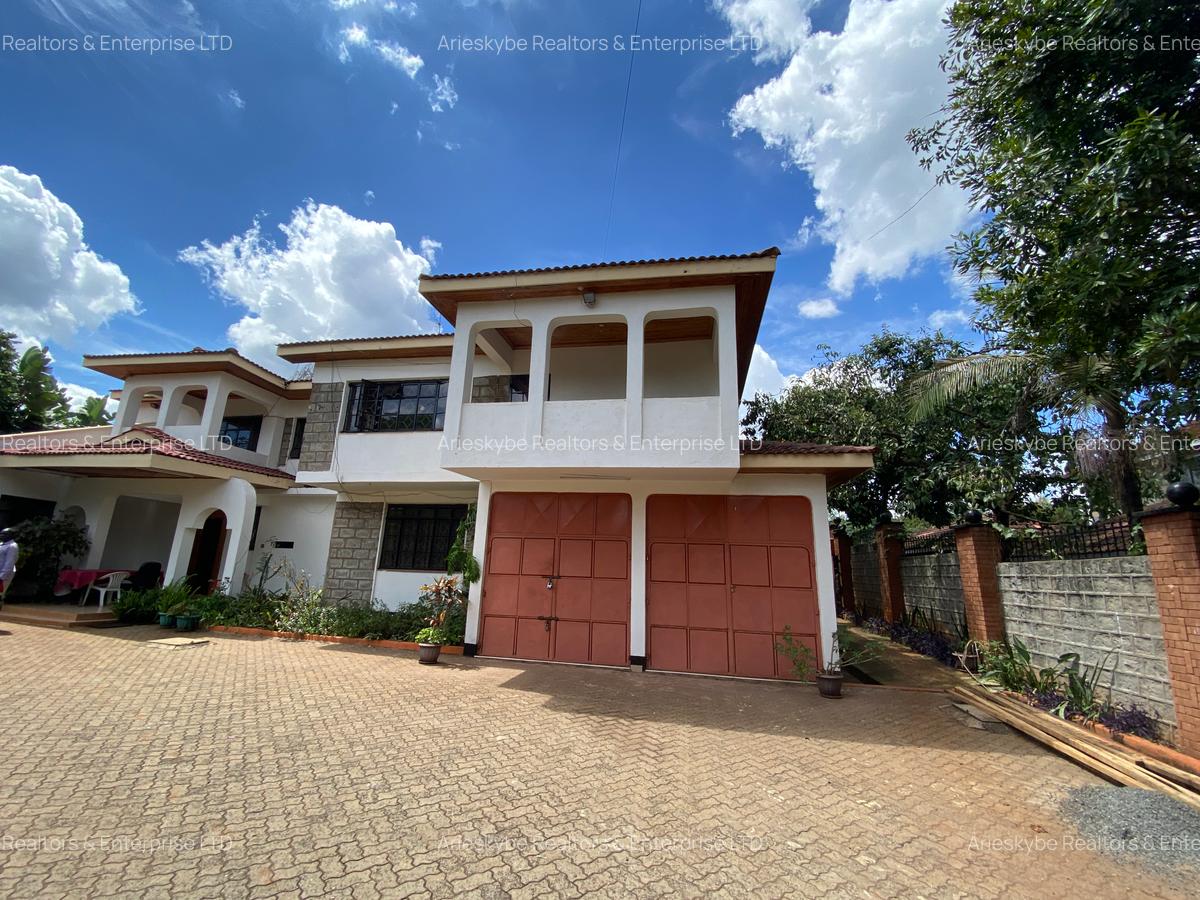 5 Bed Villa with En Suite in Runda - 1