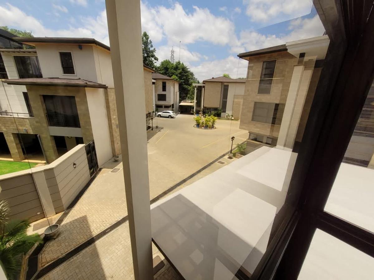 5 Bed Townhouse with En Suite at Lavington - 10