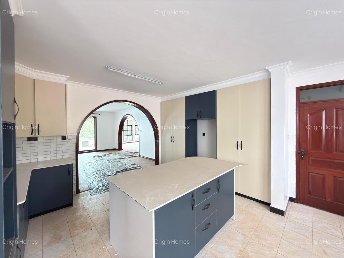 5 Bed House with En Suite at Windsor - 13