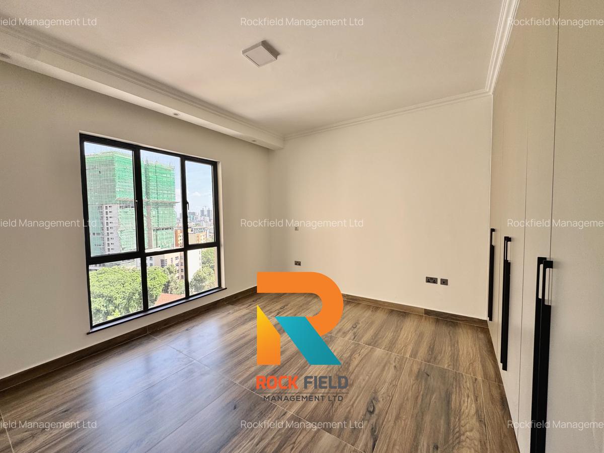 3 Bed Apartment with En Suite in Brookside - 10