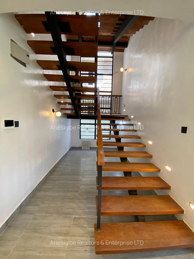 4 Bed House with En Suite in Membley - 5